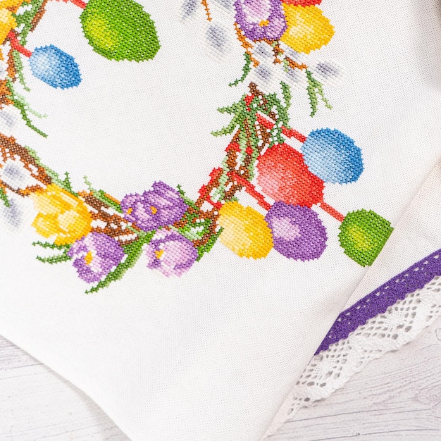 haftowane wzory na tkaninie